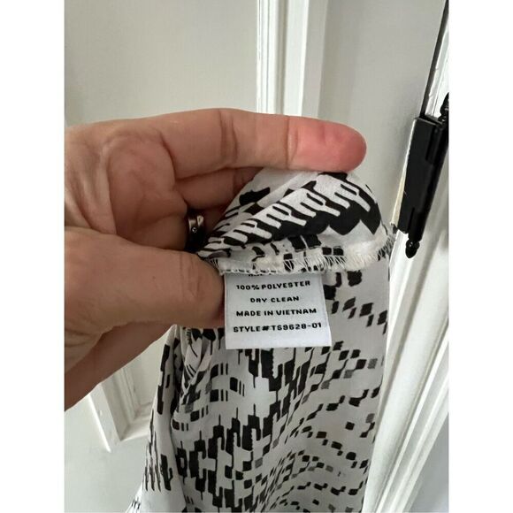 Collective Concepts white and black patterned v-neck button down tank M - Picture 3 of 4